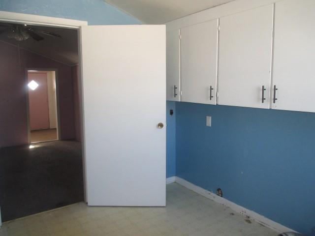 laundry area featuring ceiling fan