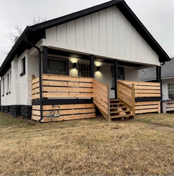 view of front of property featuring a front lawn