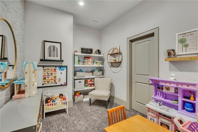 recreation room with carpet flooring