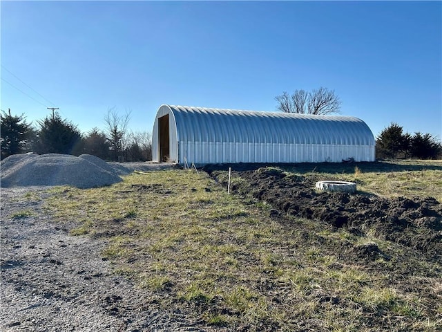 view of yard with an outbuilding