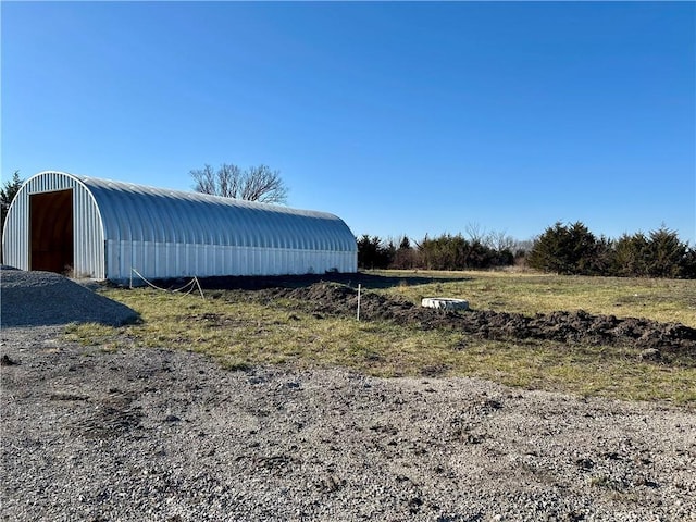 view of yard featuring an outbuilding