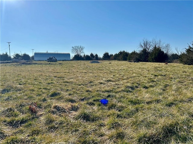 view of yard featuring a rural view