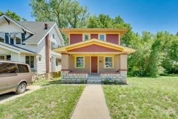 view of front of property featuring a front lawn and covered porch