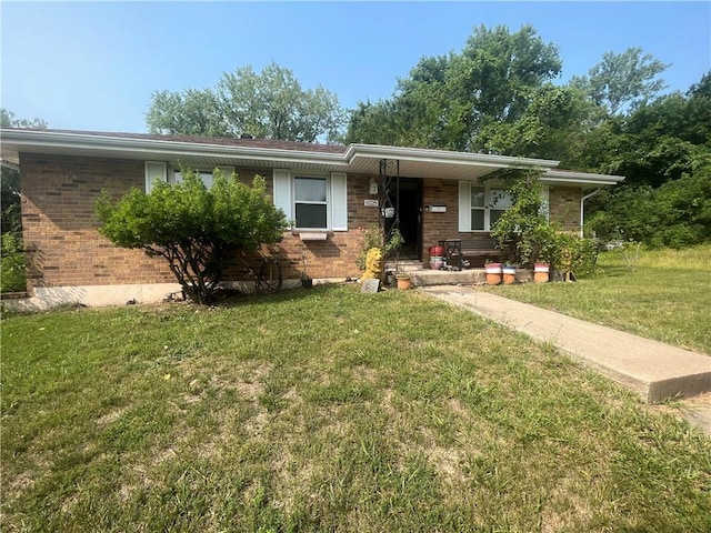 ranch-style home featuring a front lawn