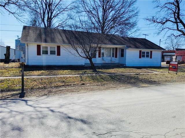 single story home featuring a shingled roof