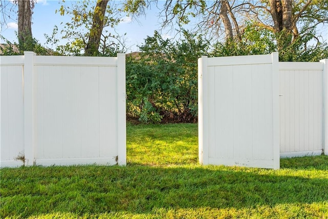 view of gate featuring a lawn