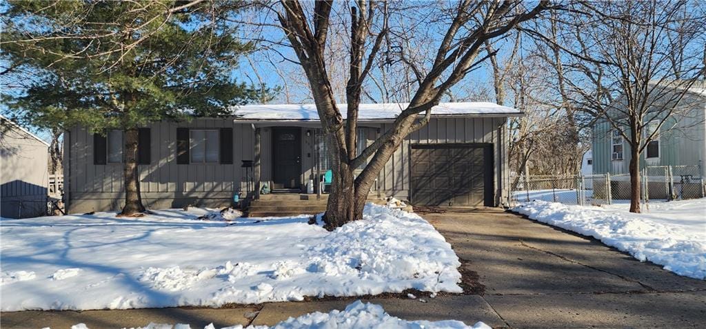 view of front facade featuring a garage