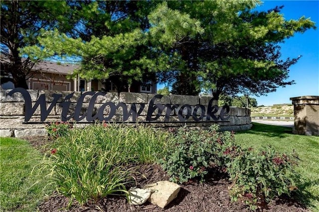 community sign featuring a lawn