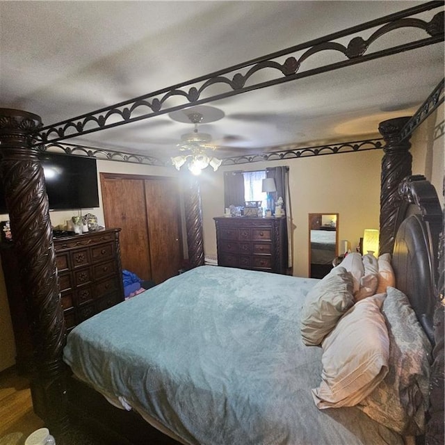 bedroom with a textured ceiling, ceiling fan, and a closet