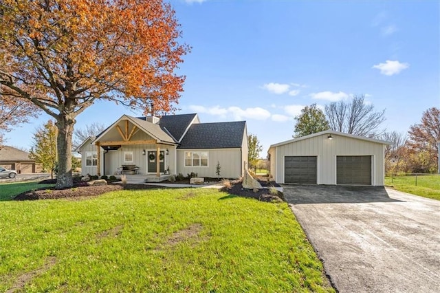 view of front of house featuring a front lawn and a garage