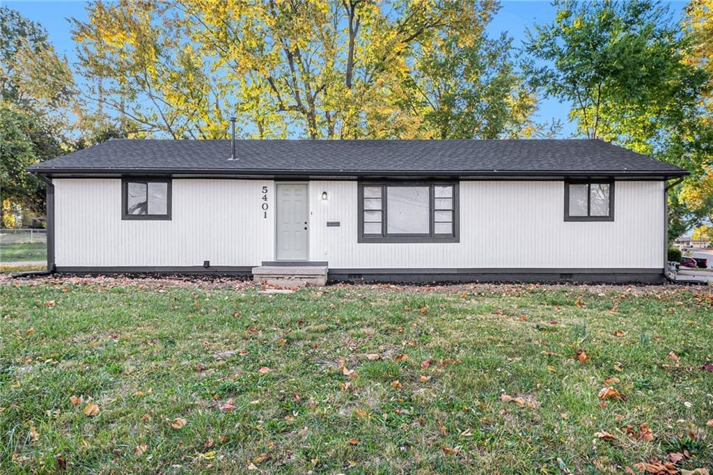 view of front of house with a front yard