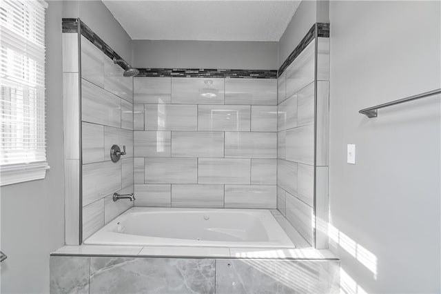 bathroom featuring tiled shower / bath combo