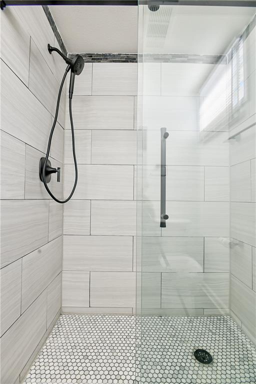 bathroom featuring tiled shower