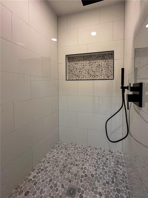 bathroom featuring a tile shower