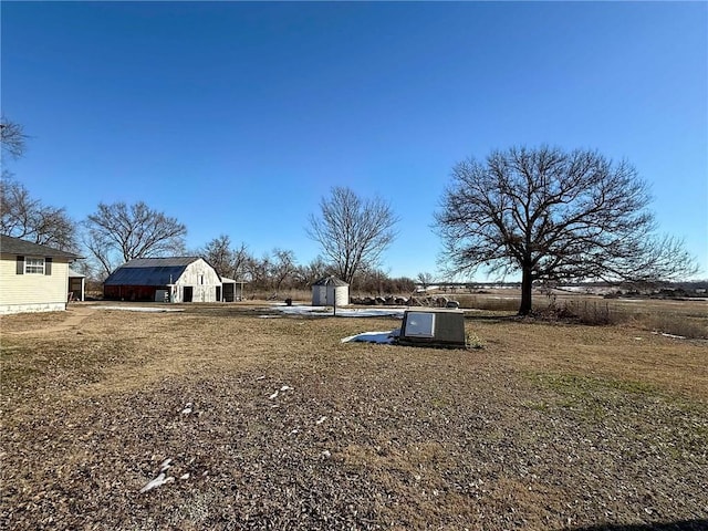 view of yard with an outdoor structure