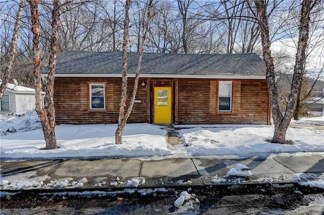 view of front of property featuring a shingled roof