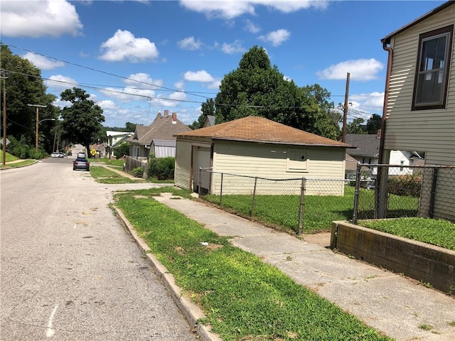 view of side of property featuring a lawn