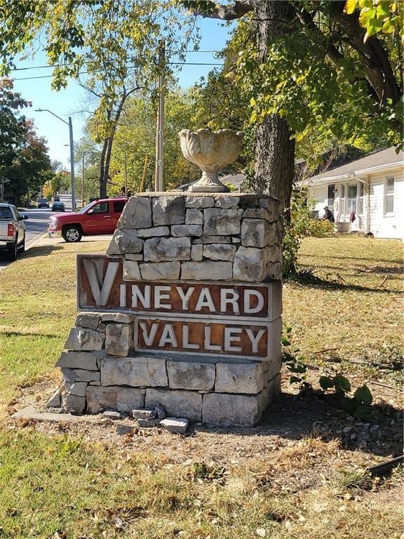 community sign featuring a yard