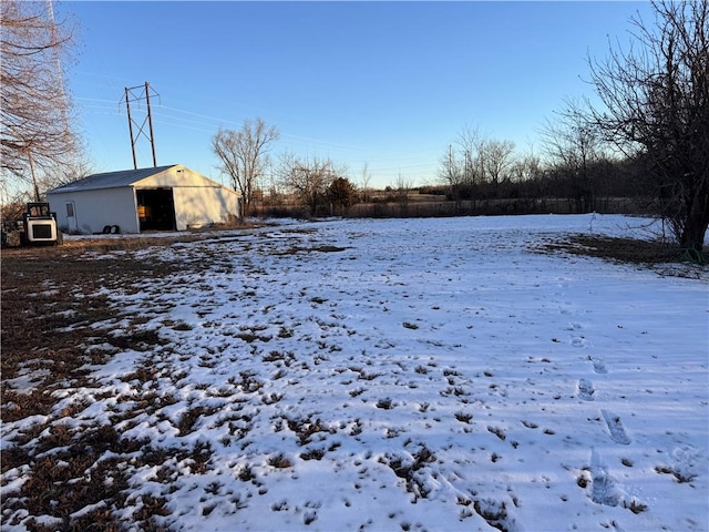 view of yard layered in snow