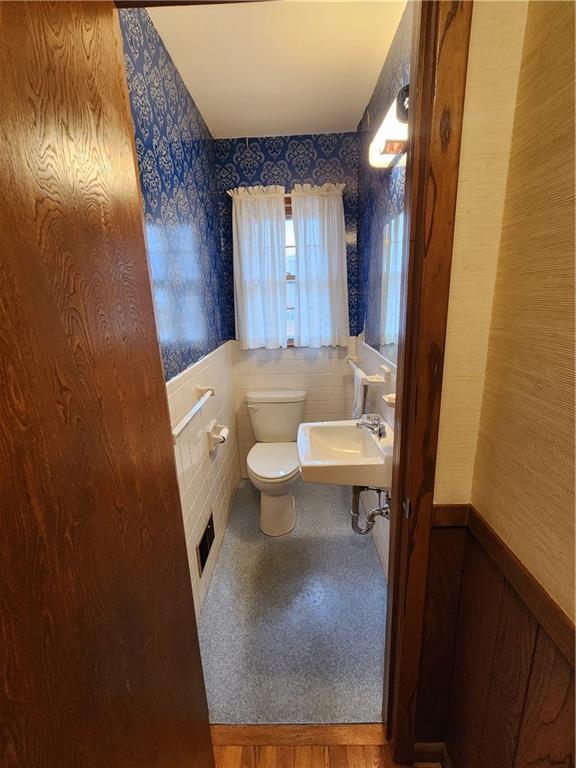 bathroom featuring sink and toilet