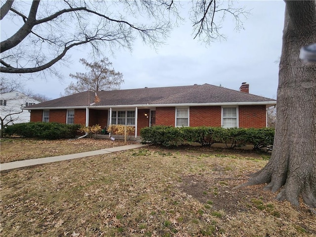 single story home with a front yard