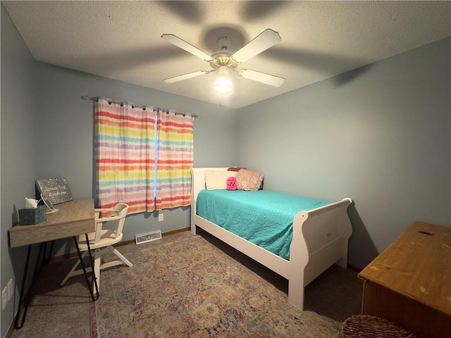 bedroom featuring ceiling fan and a textured ceiling