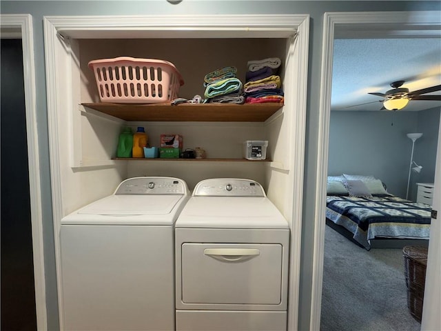 washroom featuring ceiling fan, washing machine and clothes dryer, and carpet floors