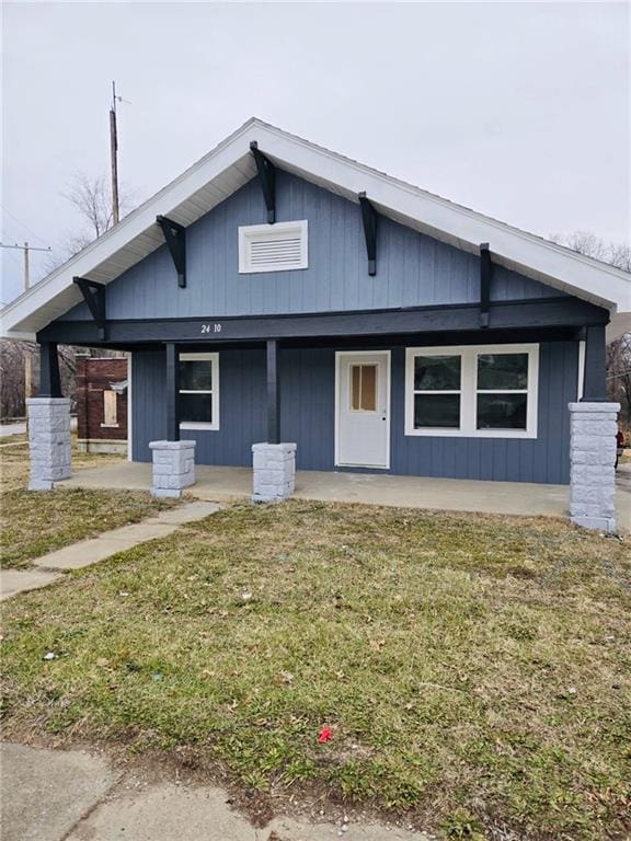 view of front of home featuring a front yard