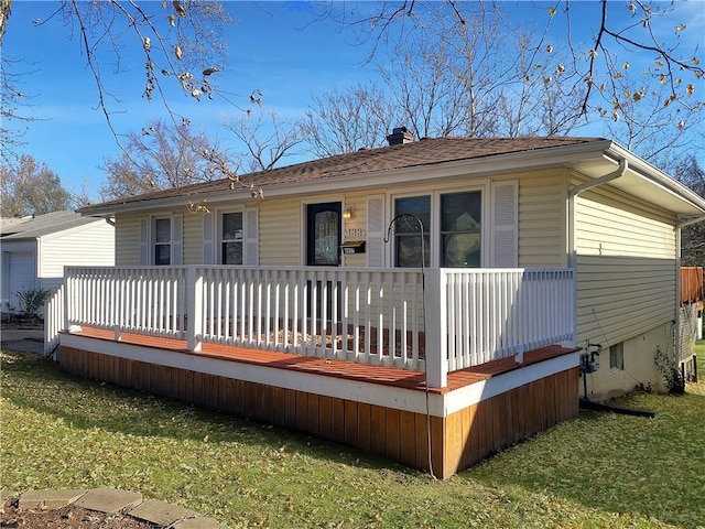 view of front facade featuring a front lawn