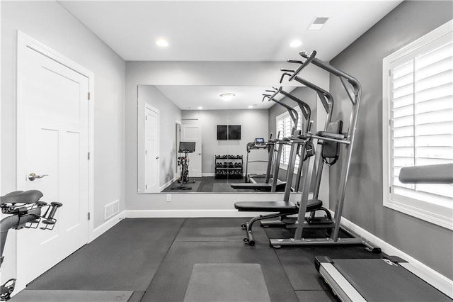 workout room featuring recessed lighting, visible vents, and baseboards