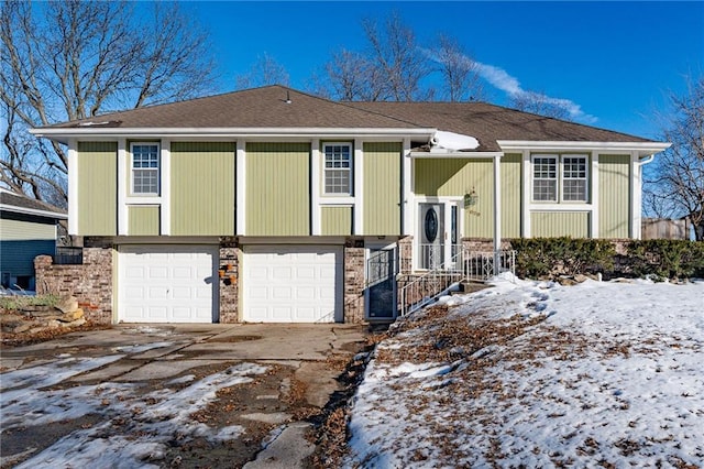 view of front facade featuring a garage