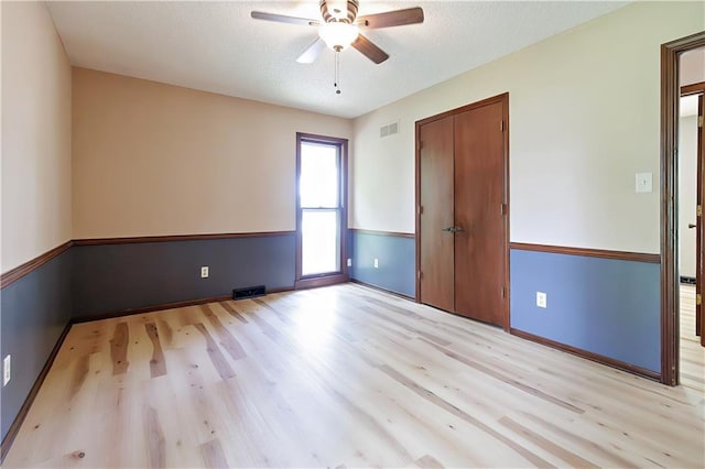 unfurnished room featuring ceiling fan and light wood-type flooring