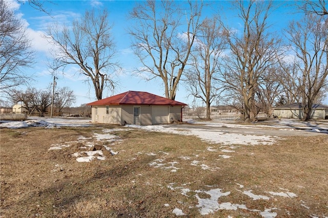 view of yard featuring an outbuilding and a garage