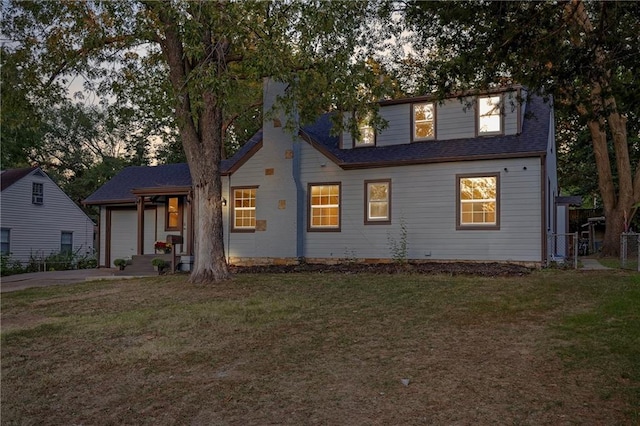 view of front facade featuring a garage and a yard