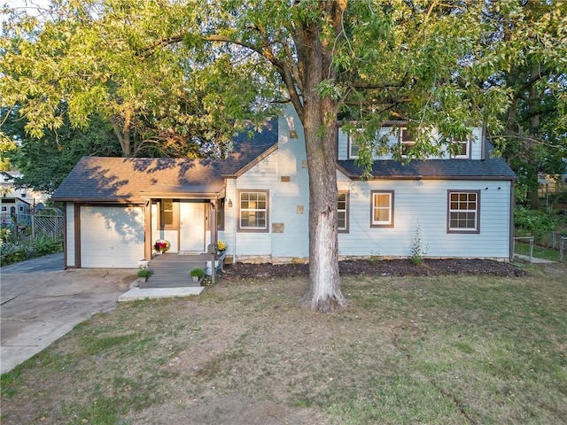 view of front of property featuring a front yard and a garage