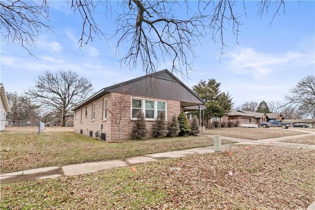 view of front of home featuring a front yard