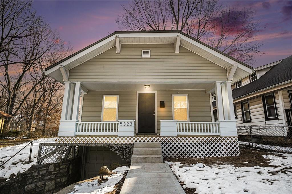 view of front of house featuring a garage and covered porch