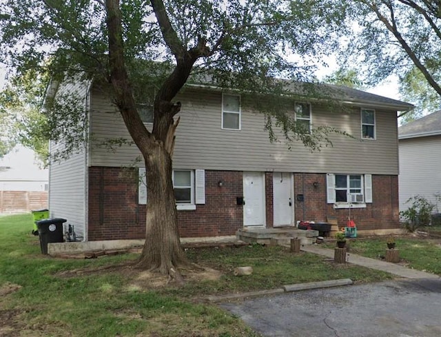 view of front facade featuring a front lawn