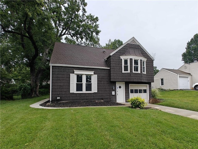 view of front facade featuring a front lawn and a garage