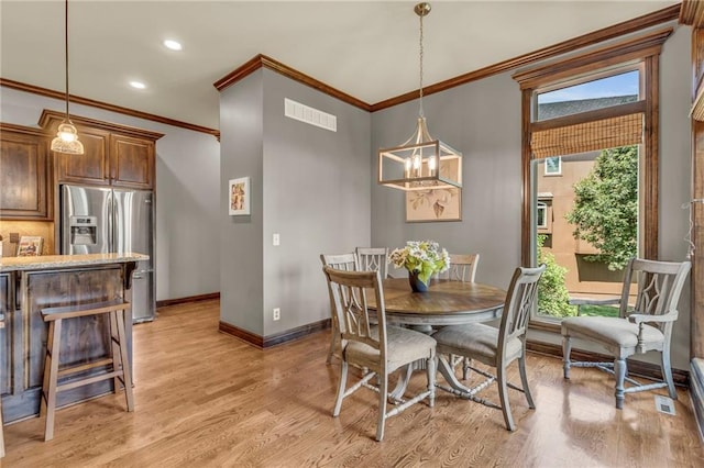 dining area with baseboards, visible vents, ornamental molding, light wood-style floors, and recessed lighting