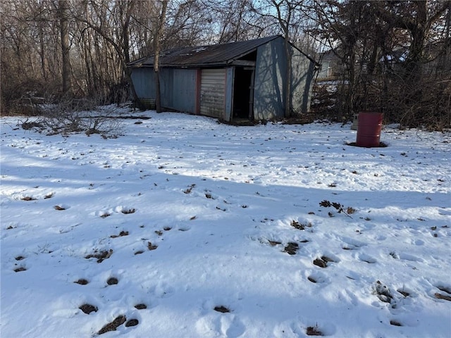 view of yard layered in snow