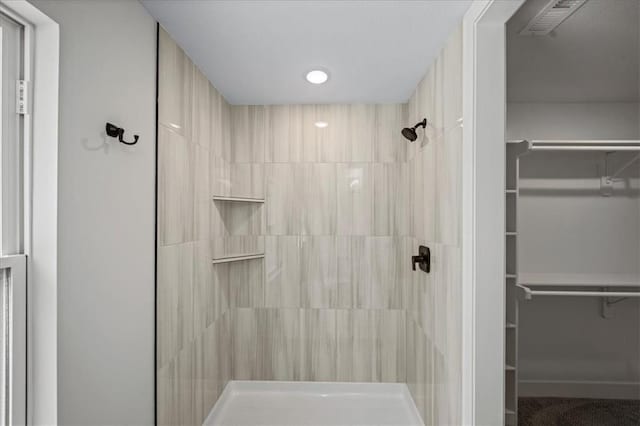 bathroom featuring tiled shower