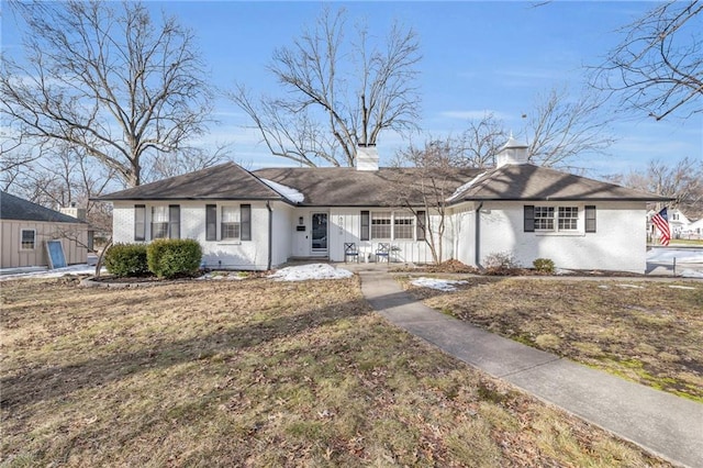 single story home with a front yard