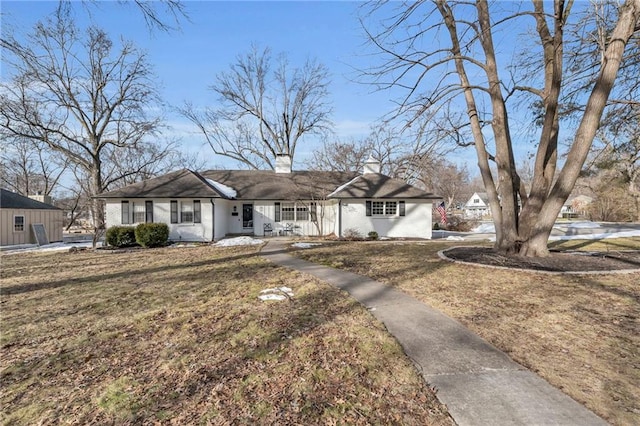 ranch-style house featuring a front lawn and a porch