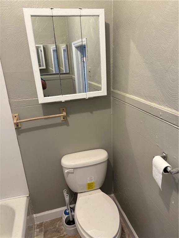 2901 Messanie St, Saint Joseph, MO 64501 - bathroom with toilet, baseboards, and a bath