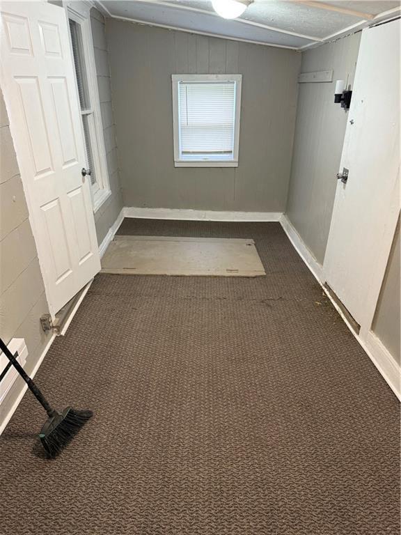 2901 Messanie St, Saint Joseph, MO 64501 - unfurnished room featuring carpet
