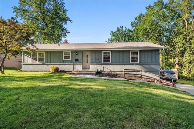 ranch-style home featuring a front lawn