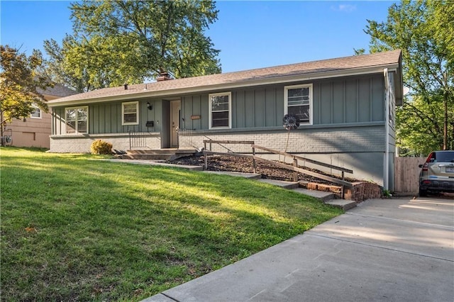 single story home featuring a front lawn and a porch