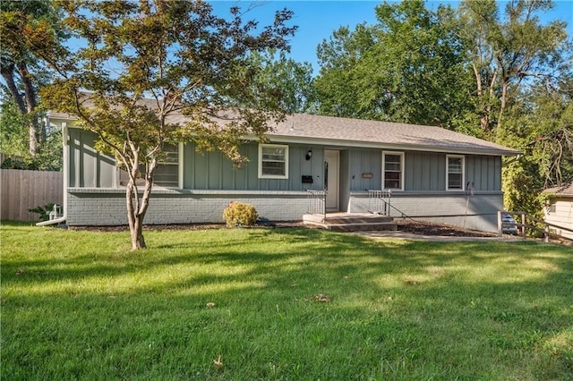 ranch-style house featuring a front yard