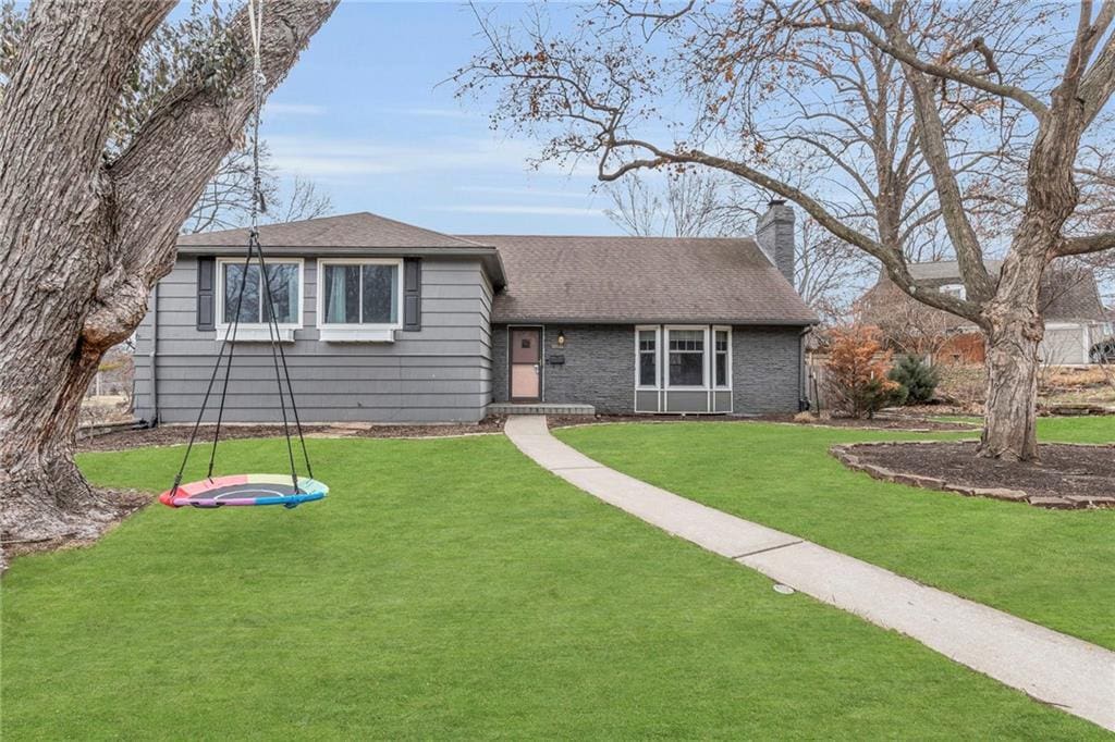 view of front of house with a front lawn